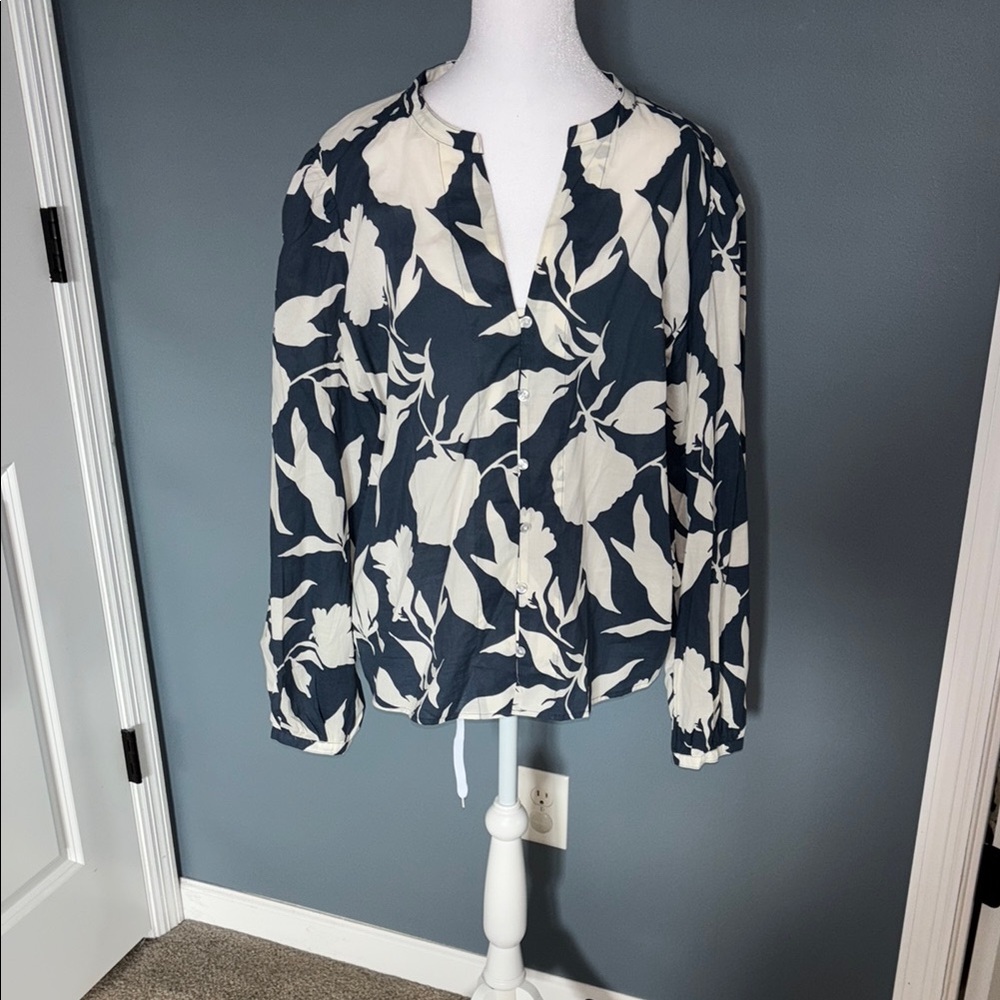 NWOT Ann Taylor Factory Floral Print Women's Top - Navy and White